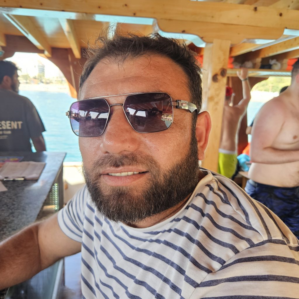 Islam, verantwoordelijk voor de foto- en videoservice bij Denis Diving Center